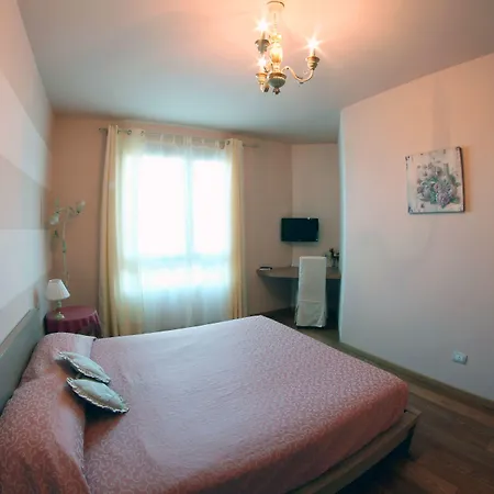 לינה וארוחת בוקר Bombyx